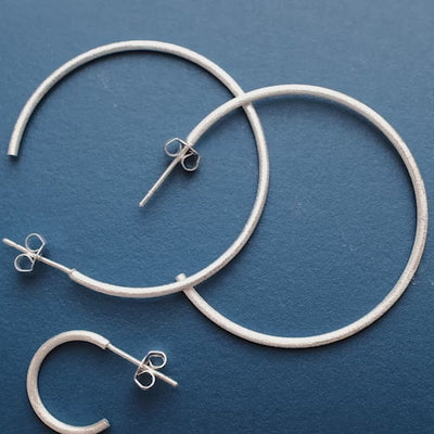 LULU Copenhagen Non Hoops Small pair Hoops Gold plated