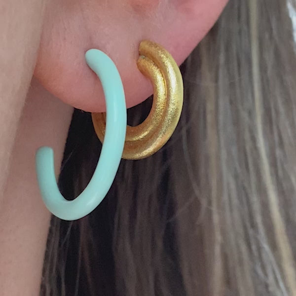 LULU Copenhagen Color Hoops Medium pair Hoops Light Pink - Video preview